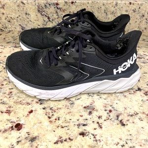 HOKA Arahi 5